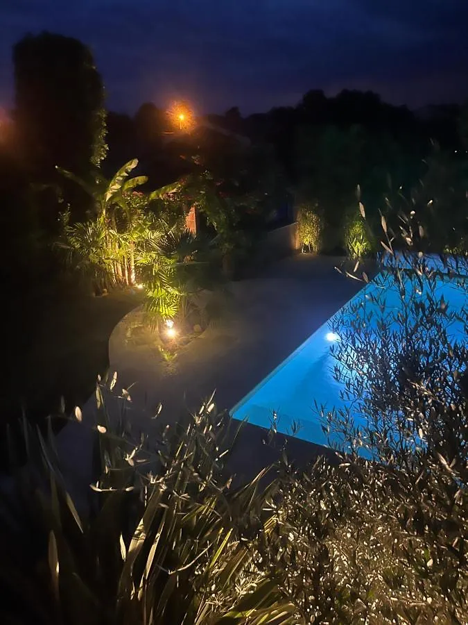 Tiny House Piscine Et Spa Гайак